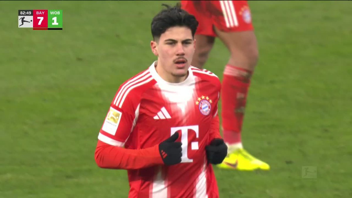 Gran día para el fútbol peruano ⚽️🇵🇪: Felipe Chávez debutó de manera oficial en Bayern Múnich 🇩🇪. Fue por Bundesliga ante Wolfsburgo. Se sumó al grupo compuesto por los históricos Claudio Pizarro y Paolo Guerrero. Apenas 18 años.