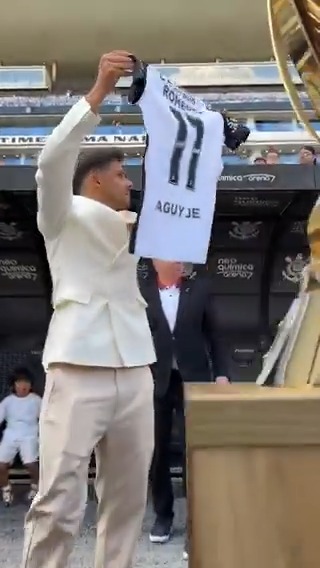 EMOCIONANTE ⚓️Corinthians le brindó un homenaje a Ángel Romero en el Neo Química Arena, antes del partido contra Ponte Preta por el Campeonato Paulista. 👏🇵🇾Nuestro compatriota ya no forma parte del Timão, pero el club preparó una despedida como su ex 11 se merece. ⚽️🔝Con 377 partidos, 67 goles y seis títulos, Ángel Romero es el jugador extranjero con más participaciones y goles marcados con el Corinthians y la afición reconoció el trabajo del paraguayo con aplausos y cánticos desde las gradas.