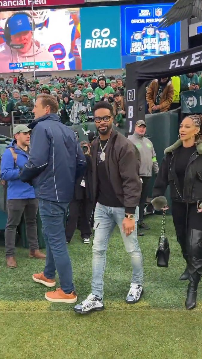 Darius Slay — who is technically on the Bills, who are playing right now — is in Philadelphia today to watch the Eagles.