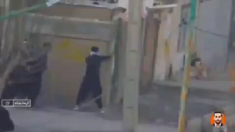 Gözünüz kulağınız Rojhilat'ta olsun. İnternet erişimi tamamen kesilmiş. Halk Molla rejimine karşı silahlı direniş başlattı. İran ve Rojhilat'ta rejim bu gece katliam gerçekleştiriyor.