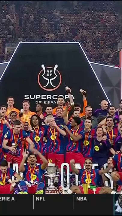 Ronald Araujo returned to the field after 6 weeks without playing, coming on as a late sub in tonight's Supercopa Clásico. The Barça captain immediately lifts a trophy on his return. 🏆🇪🇸