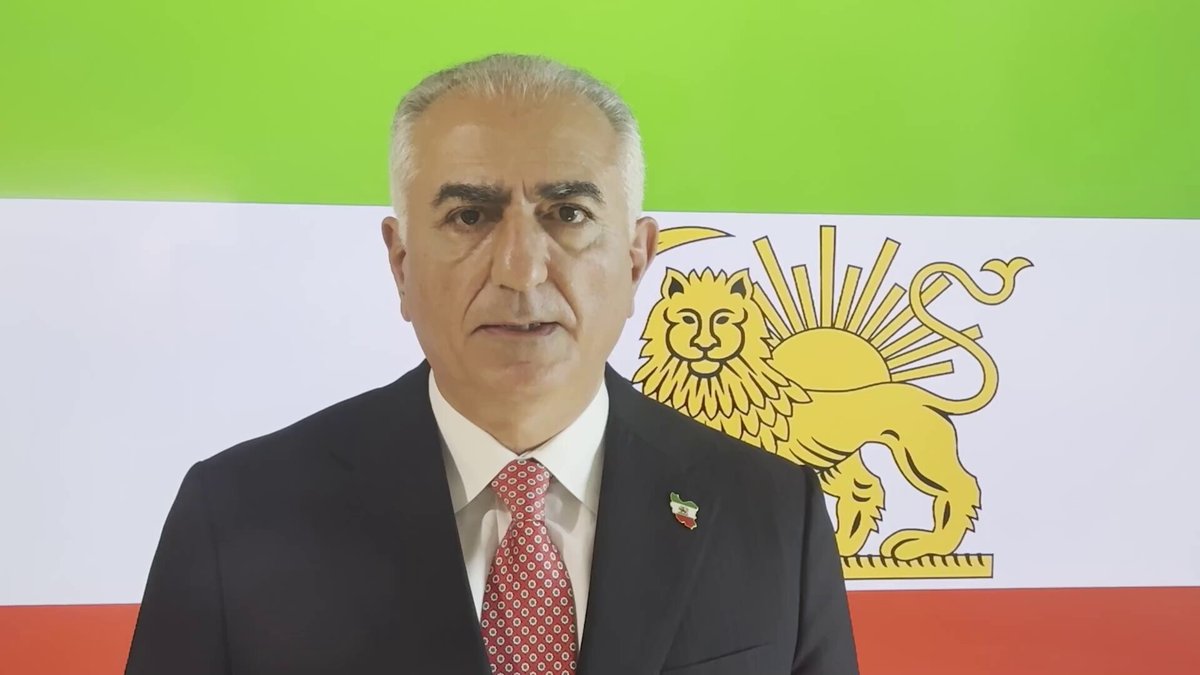 ملت عزیز ایران، هم‌وطنان شجاعم، شما در دو هفته گذشته بویژه در چهار روز اخیر با تظاهرات میلیونی، پایه‌های رژیم نامشروع جمهوری اسلامی را به لرزه در آورده‌اید. اینک، با اتکا به پاسخ میلیونی شما به فراخوان‌های روزهای گذشته، و با مشروعیت و مقبولیتی که از شما دریافت کرده‌ام، مرحله دیگری از خیزش ملی برای سرنگونی جمهوری اسلامی و باز‌پس‌گیری ایرانِ عزیز را اعلام می‌کنم. ۱. در داخل ایران، علاوه بر تسخیر و حفظ خیابان‌های مرکزی شهرها، تمام نهادها و دستگاه‌هایی که مسئول تبلیغات دروغین رژیم و قطع ارتباطات هستند، اهداف مشروع به حساب می‌آیند. کارکنان دستگاه‌های دولتی، و نیروهای مسلح و انتظامی فرصت دارند به مردم بپیوندند و یاور ملت باشند، یا اینکه هم‌دستی با قاتلان ملت را انتخاب کنند و ننگ و نفرین ابدی ملت را برای خود بخرند. ۲. در خارج از ایران، تمامی سفارت‌خانه‌ها و کنسولگری‌های ایران، متعلق به ملت ایران است، و زمان آن رسیده که به جای پرچم ننگین جمهوری اسلامی، با پرچم ملی ایران مزین شود. ما در آستانه بازپس‌گیری ایران عزیز از جمهوری اسلامی هستیم. خامنه‌ای و رژیمش، چندین ضربه سنگین از شما خورده‌اند و نباید به آنها مهلت تنفس دوباره بدهیم. رژیم با کمبود جدی نیروی سرکوب روبرو است و افزایش تیراندازی به سوی مردم، نه از سرِ اقتدار، بلکه ناشی از کمبود مزدور، و ترس از فروپاشی و سقوط سریعتر است. ما اجازه نخواهیم داد که این جانیان، خون جوانان ما را بیش از این بر زمین بریزند. ما به آنها فرصت نخواهیم داد. ما به عقب باز نمی‌گردیم. آزادی ایران نزدیک است. خون‌های به‌زمین‌ریخته‌شده‌ی فرزندان جاویدنام ایران، هدایتگر ما به سوی پیروزی است. ما تنها نیستیم. کمک‌های جهانی نیز به‌زودی می‌رسد. منتظر پیام‌های بعدی من باشید. ما به‌زودی ایران عزیز را از جمهوری اسلامی پس خواهیم گرفت و در همه جای ایران، جشن آزادی و پیروزی را برپا خواهیم کرد.
