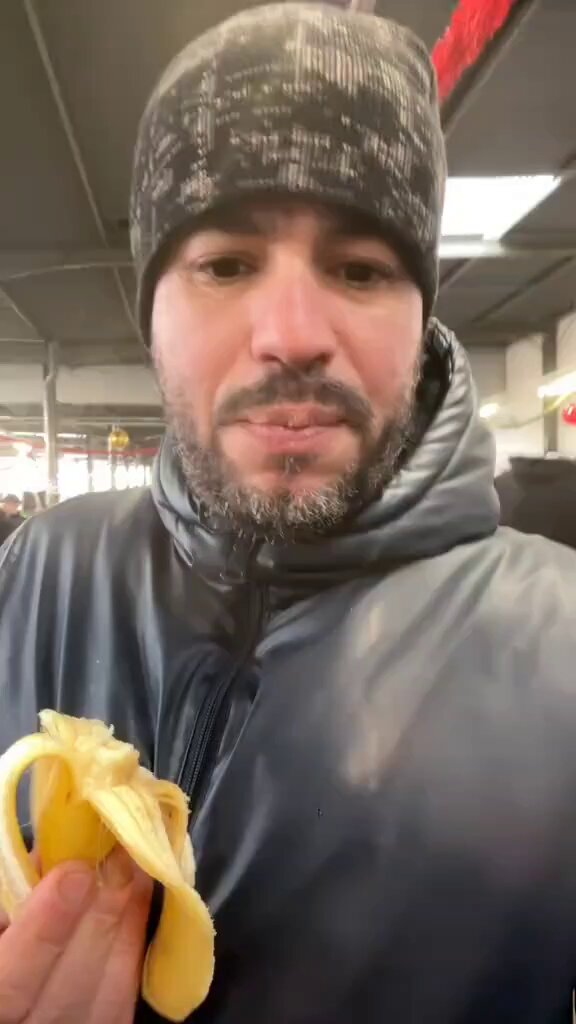 Les gens émigrent pour travailler, se construire, réussir. Et puis il y a les oqtf🇩🇿 qui arrivent et expliquent comment se servir dans les étals, manger gratuitement, et jeter par terre, sans respect ni honte. Les ROMS de l'Afrique ont encore frappé.