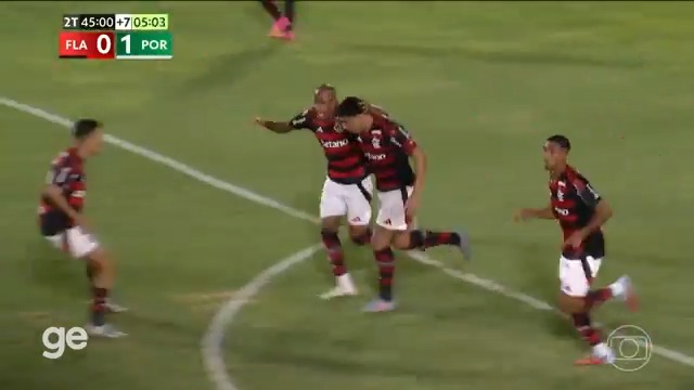 Aos 49 do segundo tempo, o repórter Marcelo Courrege informou que o zagueiro Iago, do Flamengo, estava jogando como centroavante. Aos 50, Iago empatou, de cabeça, o jogo diante da Portuguesa-RJ.