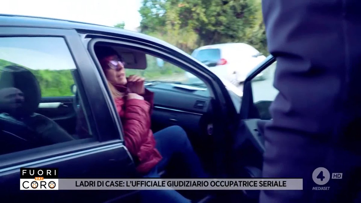 Una storia paradossale tutta italiana: Daniela Iaccarino, ufficiale giudiziario presso il Tribunale di Cassino, occupa abusivamente la casa di Piera a #Gaeta. Nel precedente incontro ci aveva detto di non pagare l'affitto in quanto la proprietaria "non è una poveraccia".
