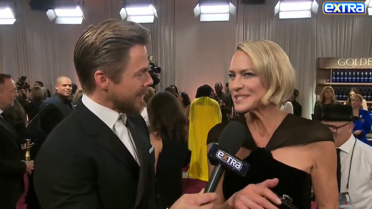 Robin Wright gushes over Derek Hough and his sister Julianne Hough's dancing! 💃🕺 #GoldenGlobes
