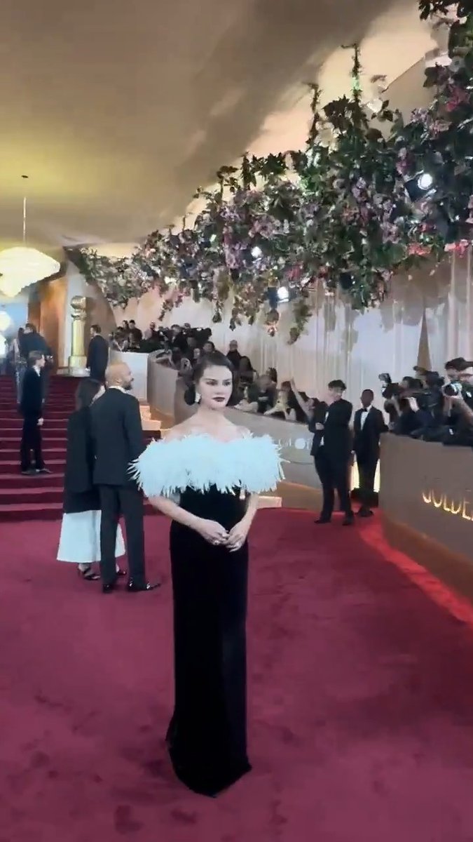 .Selena Gomez is here #GoldenGlobes🖤