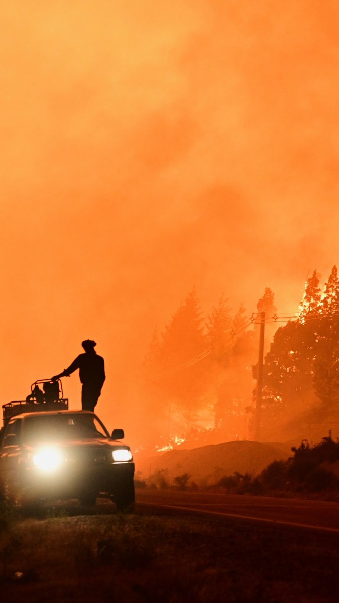 🇦🇷 | Más de 3.000 turistas fueron evacuados mientras feroces incendios forestales arrasaban miles de hectáreas de bosques en la Patagonia argentina.