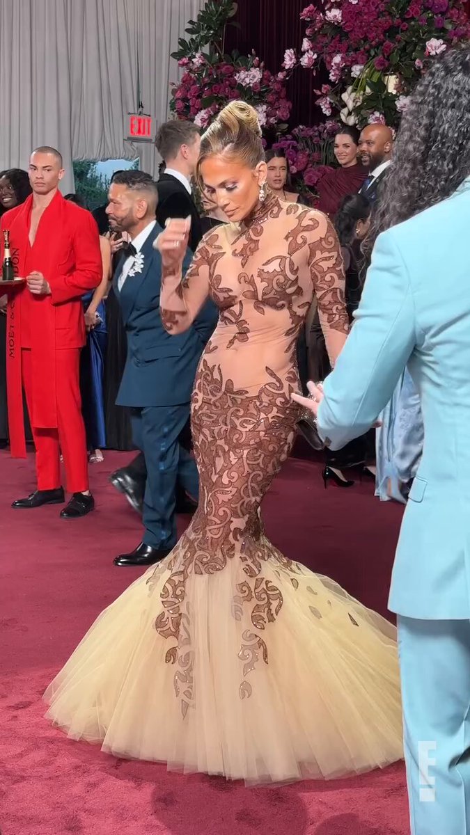 Our jaws are on the floor after seeing Jennifer Lopez's #GoldenGlobes #Glambot. 😍 #AwardsSeason