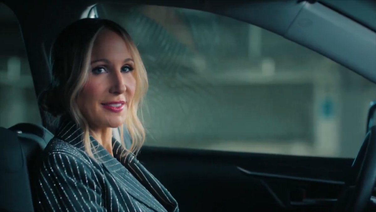 .Nikki Glaser hosting the #GoldenGlobes... because we need that 💛