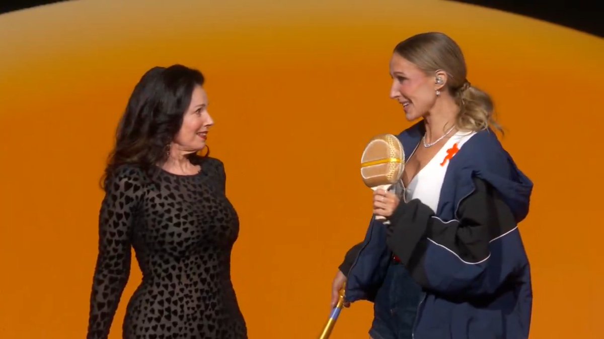 .Nikki Glaser + Fran Drescher = ✨GOLDEN✨ #GoldenGlobes