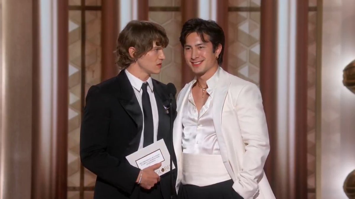 The #GoldenGlobes are HEATING UP! Hudson Williams and Connor Storrie are here to tell us the winner for Best Supporting Female Actor in a TV Series... and say hi to your mom! 👋