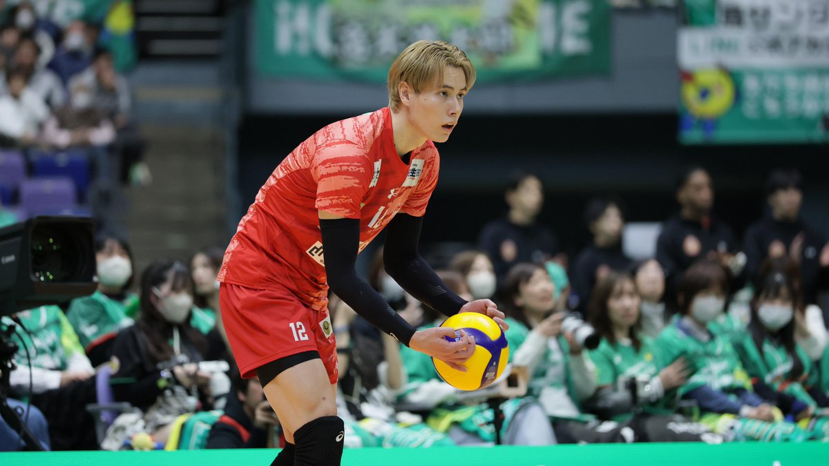 #SVLeague : NO STOPPING THEM 🔥 Ran Takahashi leads Suntory Sunbirds to 1️⃣9️⃣ straight wins 🤯 after a road sweep of Hiroshima Thunders, bringing range in attack plus pressure from the service line and at the net 💥. 📺 Catch him on VBTV: 🏐 #Volleyball