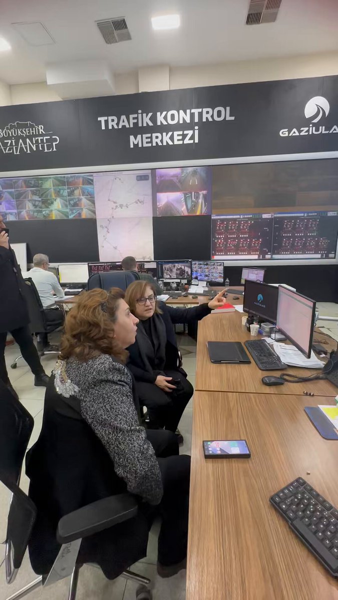 Günaydın değerli hemşerilerim. Sabahın erken saatlerinden itibaren GBB Trafik Kontrol Merkezi’ndeyiz, çalışmaları canlı takip ediyoruz. Yer yer çok yoğun yağış var, gün içinde artarak devam edecek. Ekiplerimiz sahada, hamdolsun bir sorun yaşamadık. Acil durumlarda 153’ü arayabilirsiniz.