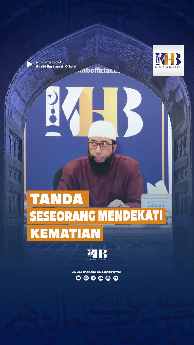 ▶️ TANDA SESEORANG MENDEKATI KEMATIAN 📡 Simak kajian selengkapnya: Pernah terpikir, seseorang keluar rumah dengan rencana biasa, lalu tak pernah kembali. Hidup terasa panjang, padahal ajal bisa datang di sela langkah yang paling sederhana. Kematian tidak menunggu kita siap. Seseorang bisa melangkah ke dapur, ke kantor, atau ke tempat yang ia inginkan, lalu Allah ﷻ tetapkan di situlah akhir hidupnya. Tidak ada seorang pun yang tahu apa yang akan ia lakukan esok hari, dan tidak ada yang tahu di bumi mana ia akan wafat. Semua sudah ditentukan, jauh sebelum kita merencanakannya. Dari Yasar bin Abdillah radhiallahu ‘anhu, bahwa Nabi Shallallahu’alaihi Wasallam bersabda: إذا أرادَ اللهُ قَبْضَ عَبْدٍ بأرْضٍ جَعَلَ لهُ إليها حاجَةً “Kalau Allah ingin mencabut nyawa seorang hamba di suatu tempat, Allah akan menjadikan ia memiliki hajat di tempat tersebut.” (HR Ibnu Hibban: 6151) Allah ﷻ berfirman: وَمَا تَدْرِيْ نَفْسٌ مَّاذَا تَكْسِبُ غَدًاۗ وَمَا تَدْرِيْ نَفْسٌۢ بِاَيِّ اَرْضٍ تَمُوْتُۗ “Tidak ada seorang pun yang dapat mengetahui dengan pasti apa yang akan dia kerjakan besok. Begitu pula, tidak ada seorang pun yang dapat mengetahui di bumi mana dia akan mati.” (QS Luqmān [31]: 34) Ayat ini mengingatkan kita untuk selalu waspada dan sadar bahwa hidup sepenuhnya berada dalam genggaman Allah ﷻ. Mari terus beraktivitas dan berkarya, namun pastikan semua langkah berada dalam batas yang Allah ﷻ ridhai. Jadikan setiap perjalanan, setiap rencana, dan setiap kesibukan sebagai jalan mendekat kepada-Nya. Karena, kapan dan di mana kita dipanggil, hanya Allah ﷻ yang tahu. Allāhu Ta‘ālā a‘lam bishawāb. __ ♻️ Silahkan disebarluaskan 🚫 Dilarang menambah dan mengurangi isi poster/video ini tanpa izin #khalidbasalamah #khalidbasalamahofficial #ustadzkhalid #ustadzkhalidbasalamah