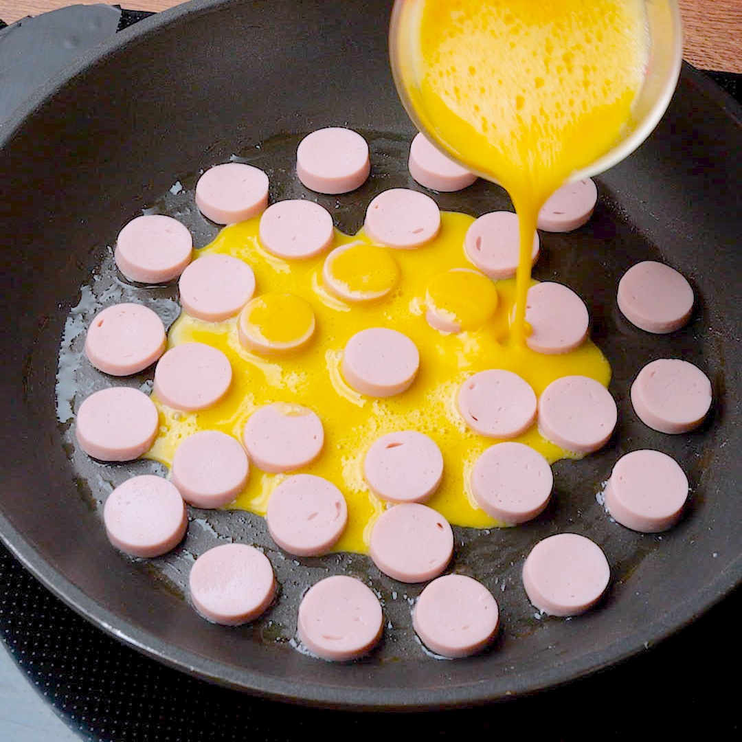 【流行りのギョニソ（魚肉ソーセージ）100本あっても足りない！】フライパンで簡単！人気のピザレシピ / Fish Sausage Pizza🍕😋
