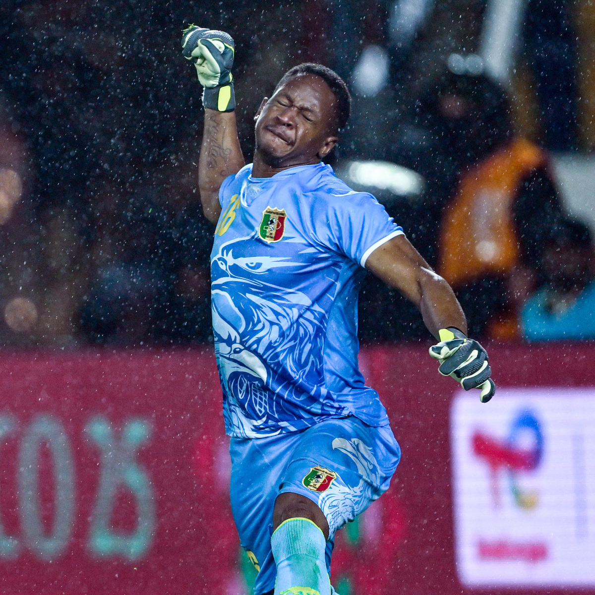Unbelievable saves all quarter-final long. This one? Clear standout. 🧤 Djigui Diarra with the Sidi Ali Save of the Day. 🇲🇱 #TotalEnergiesAFCON2025