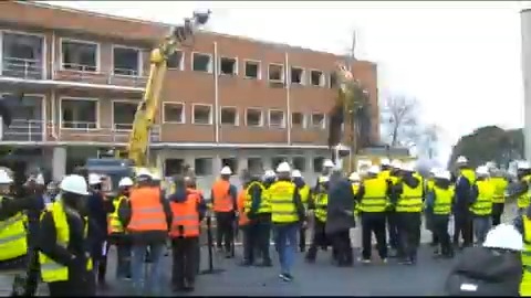 🔴 Arranca la demolición de los edificios del acuartelamiento de Campamento, en Madrid, para la construcción de viviendas asequibles. Pedro Sánchez y la ministra Isabel Rodríguez han presenciado los trabajos