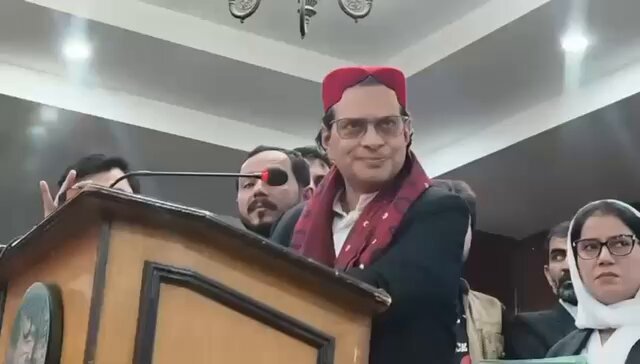ہم سب مل کر آئین و قانون کی بحالی کی جنگ لڑیں گے،ہم اس دھرتی پہ آزادی سے چلنے آزادی سے بولنے کے حق کے لیے لڑیں گے۔ آئین کا آرٹیکل 19 ہمیں اظہار رائے کی آزادی دیتا ہے۔آرٹیکل 17 ہمیں سیاسی جماعت بنانے مل کر چلنے کی آزادی دیتا ہے آج ان تمام حقوق پر حملہ ہے پچھلے اڑھائی سالوں میں پاکستان کے آئین کو تار تار کردیا گیا ہے۔سلمان اکرم راجہ