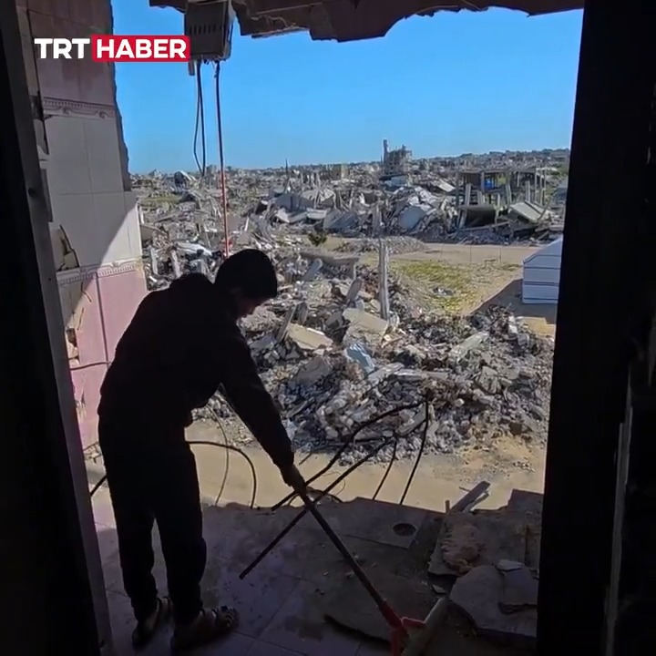 Soykırımcı İsrail’in yerle bir ettiği Gazze’de evsiz kalan aile, çökmenin eşiğine gelen binada yaşamını sürdürüyor...