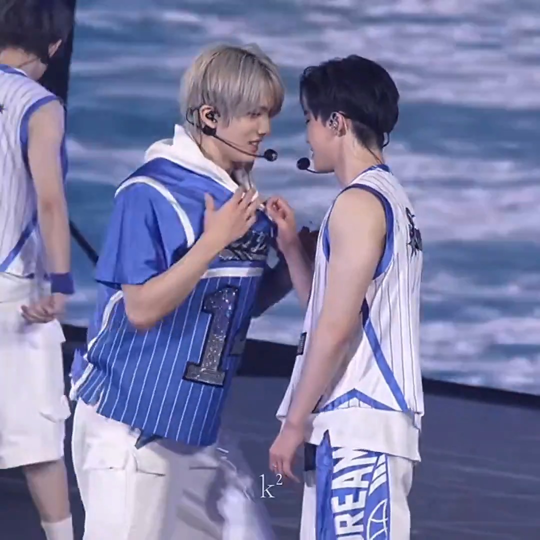 jisung was doing his dancey dance but then jaemin..... why on earth jaemin suddenly grabbed and peeked inside jisung's shirt?????