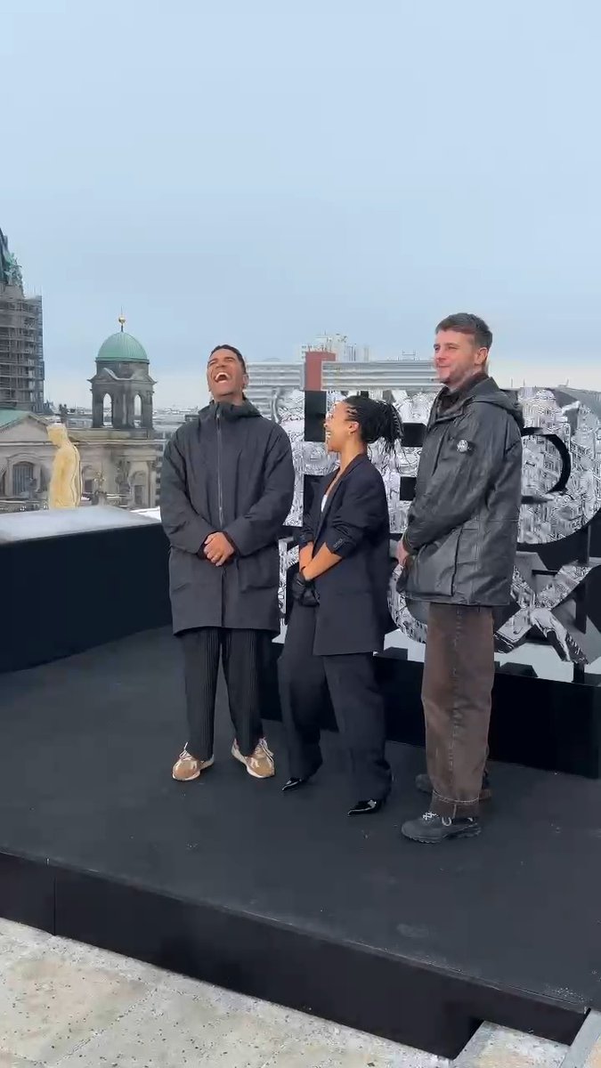 De caballeros errantes a brokers y seductoras: todo el mundo está en Berlín para el lanzamiento de HBO Max mañana.
