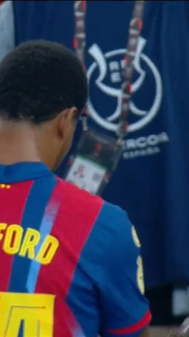 Marcus Rashford went to Real Madrid's bench to shake hands with the opposition staff and players while his Barcelona team celebrated their Supercopa victory 🤝