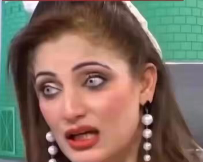کتنی نیک سیرت خاتون ہے کہ رقص سے پہلے دو نفل ادا کرتی ہے بالکل ویسی ہی جیسے اُس مذہبی گھرانے کی خاتون جسے نیب کی ٹیم سے تو شدید مسئلہ تھا مگر دیگر نامحرموں سے بے تکلف مصافحہ اُس کی اولین ترجیح ہوتی ہے