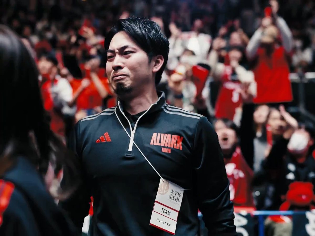 選手をそばで支え続けたスタッフたちも、想いが溢れる。 #アルバルク東京 #天皇杯バスケ