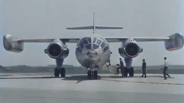 On my list of badass favorites. The German Dornier Do 31 was the world's only jet-powered VTOL transport. Built with 2 vectored engines + 8 lift jets it was considered a technical success. First flew in 1967, wowed at 1969 Paris Air Show, canceled in 1970-due to costs.🤘😎