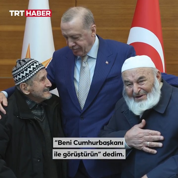 Cumhurbaşkanı Erdoğan, Düzce’den gelen Necati ve Recep amcayla sohbet etti, onlara baston hediye etti. 📌"Bu bastonla anacağım onu, her gün bakacağım. Çok duygulandım, bana bir doğum günü hediyesi oldu."