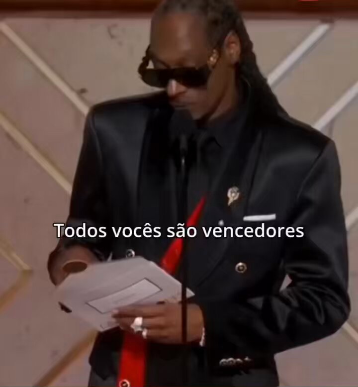 🚨FAMOSOS: Snoop Dogg admite estar chapado no palco do #GoldenGlobes2026.