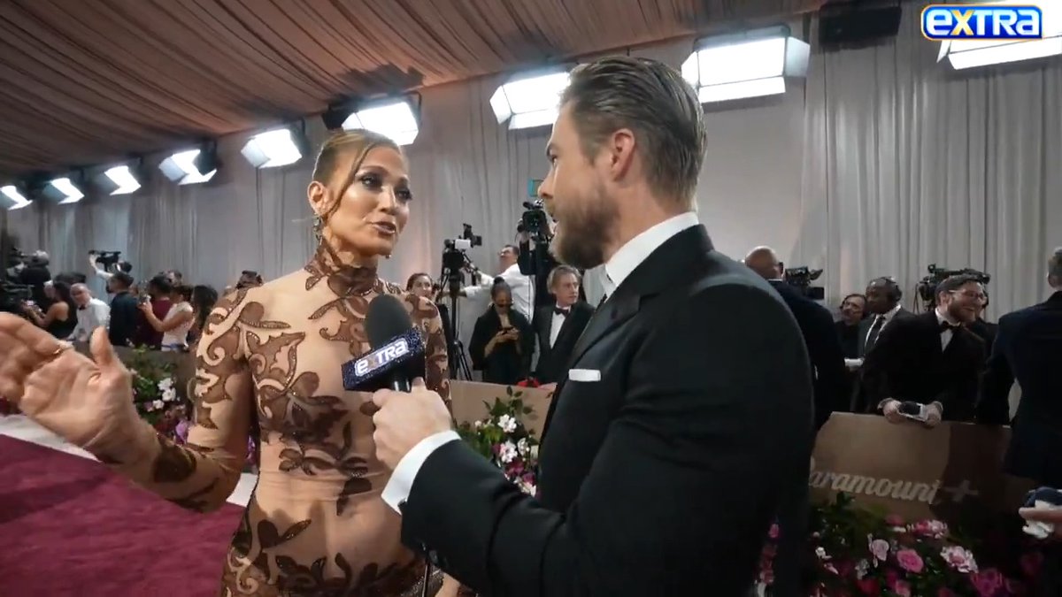#GoldenGlobes 2026: Jennifer Lopez invites Derek Hough to her "whole new" Vegas show! 🎤🎶💃
