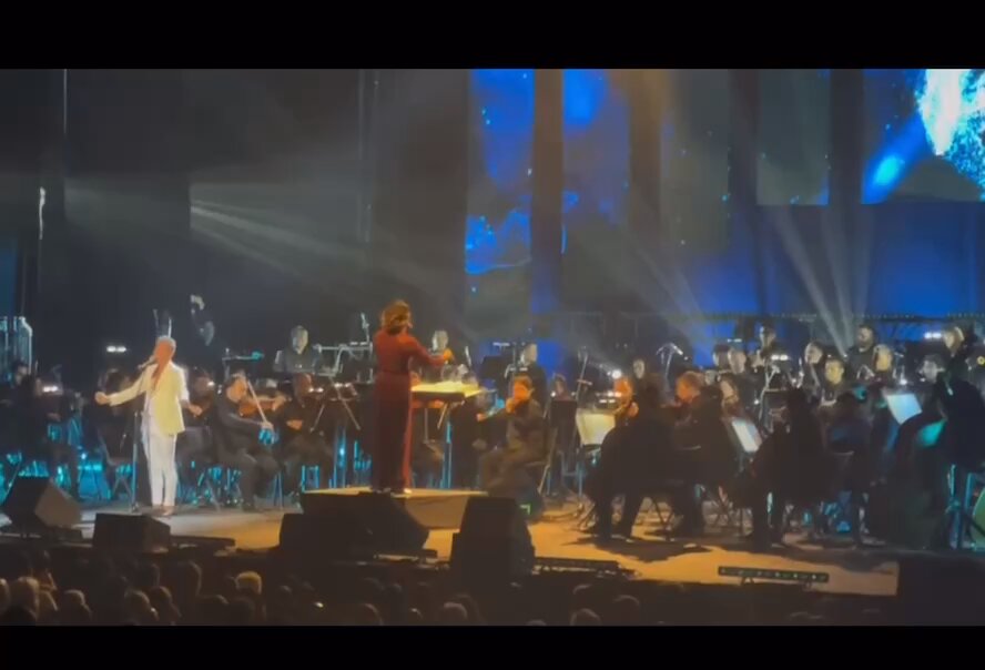 Aquí soy yo. Libre. Cantando como siento, frente a 10.000 almas que me devuelven la vida. Que Dios os bendiga mi gente buena.