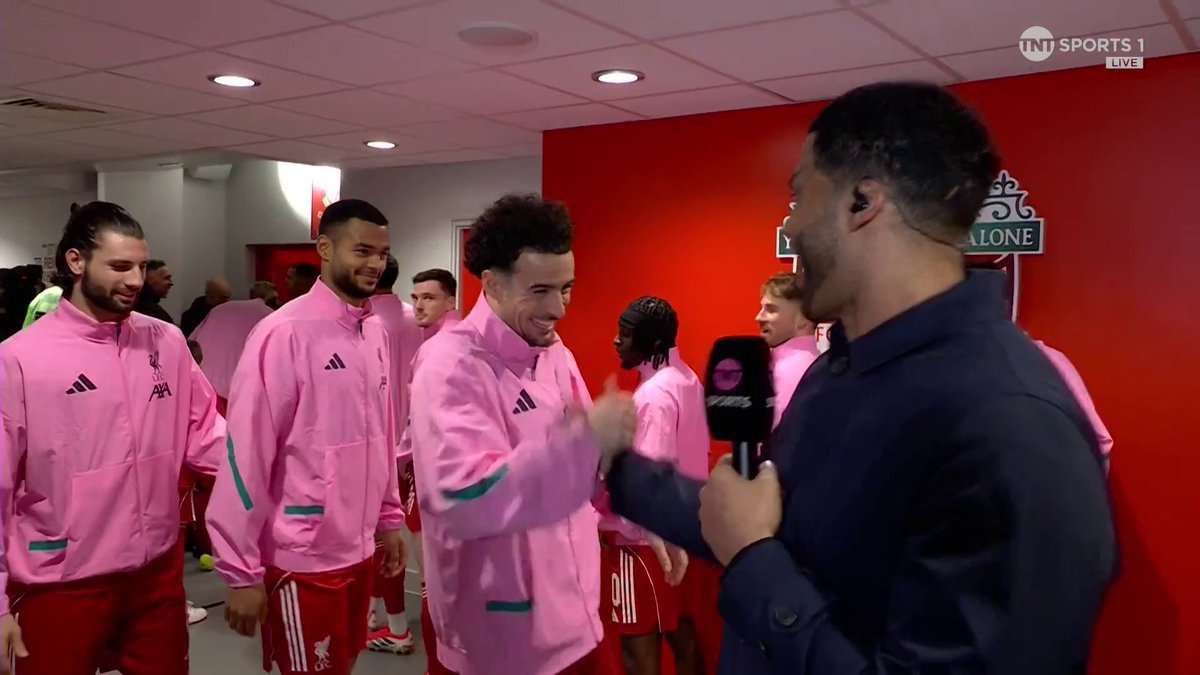 "Even he can't carry it off" 🤣 Joleon Lescott laughs with Curtis Jones over Liverpool's pink jackets 🧥 📺 TNT Sports & discovery+ UK