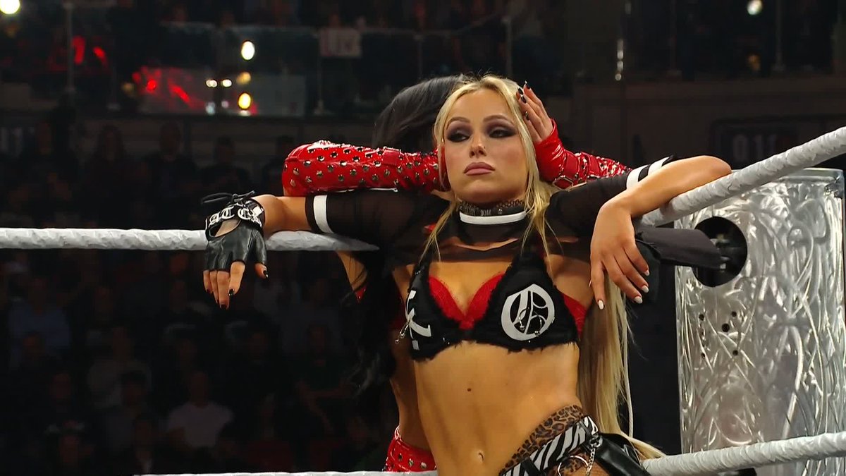 .LIV Morgan DOES NOT want to hear Düsseldorf sing for Bayley 😂