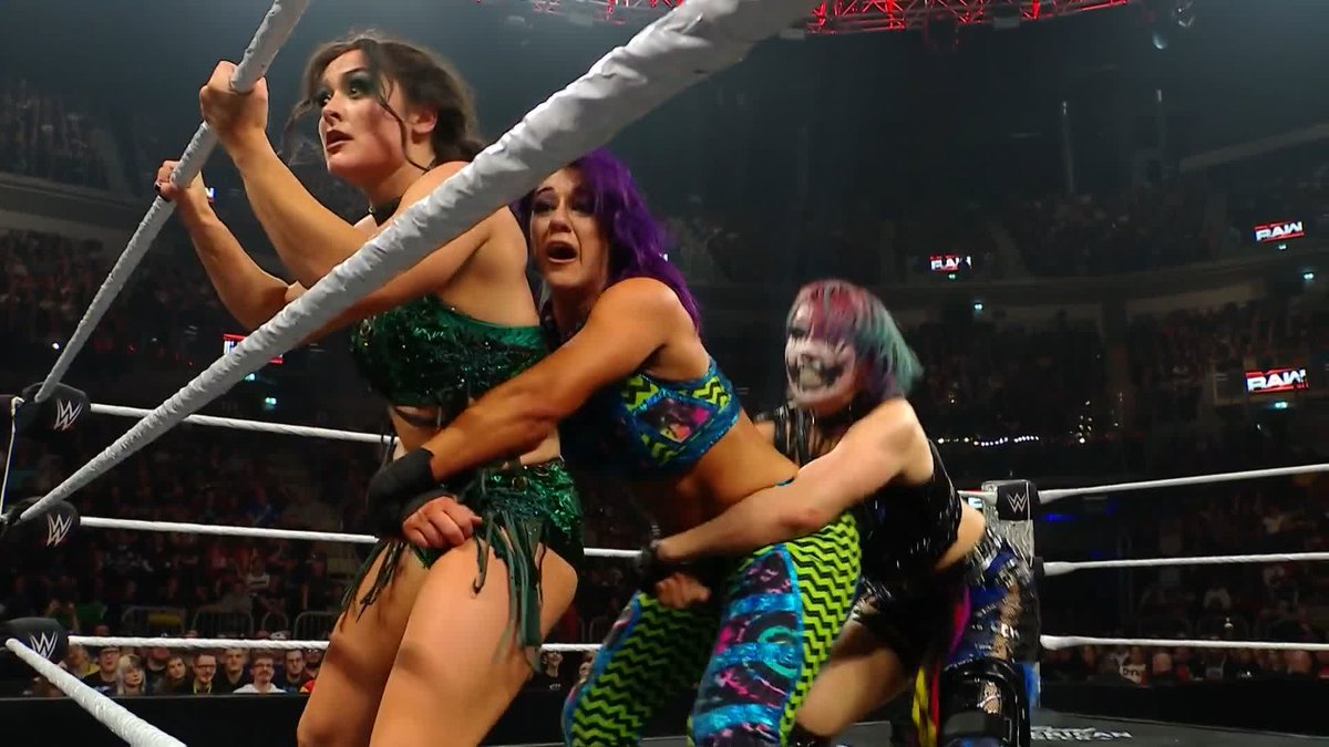 THIS IS AWESOME ‼️ Düsseldorf is loving this triple threat tag team match!