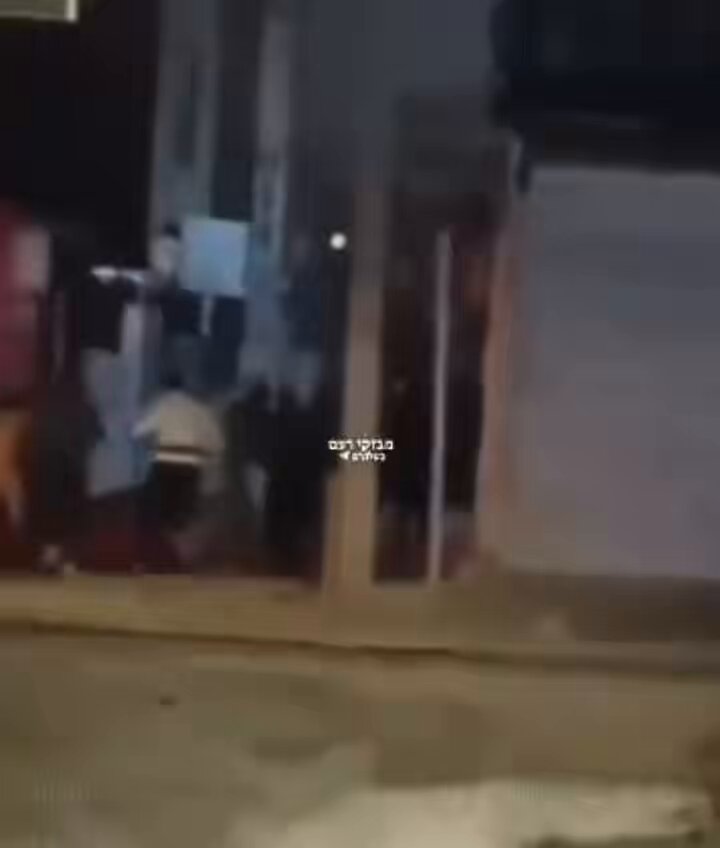 واني اكول منين هذه فكرة الدراجة وعليها اثنين واحد يسوق و واحد يرمي بمسدس كاتم اثاري جماعة السيد الي علموهم شلون في وقتها يقتلون شباب تشرين الي هم من نفس المذهب ( الشيعة) بنفس الطريقة هسه عرفتوا منو الطرف الثالث ما اشبه الامس باليوم ، بقتل المتظاهرين #ايران_تنتفض #بلا_خوف