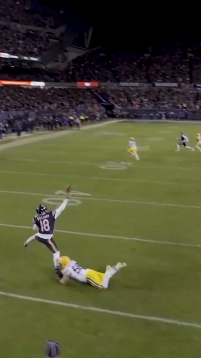 4th-and-8 with the game on the line and Caleb Williams delivered this throw 😱 Chicago Bears