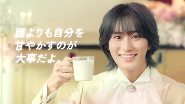 橋本参謀が紹介するのは 『ハニーホットミルク』だよ！🍯 ホッと一息つける、プレミアムな一杯を楽しんでね！ モ～！😊 #ミルクランド王国 #ミルクランド北海道 #私のホットミルク #冬のミルクレシピ国民投票 #松岡国王と3人の参謀