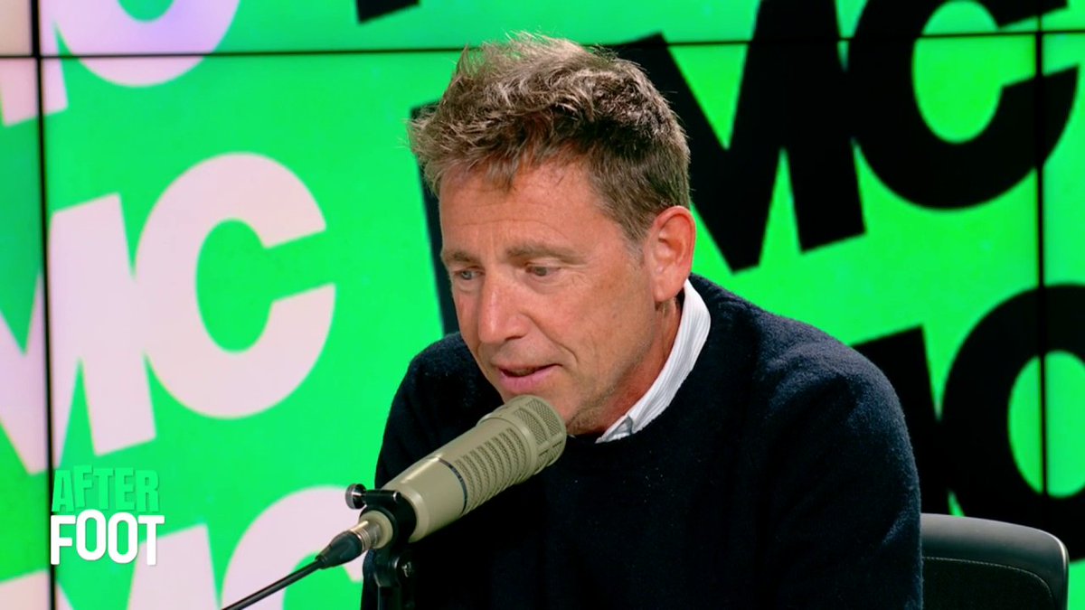 ๐ L'hommage touchant de Daniel Riolo ร Coach Courbis. "Je me souviens l'avoir beaucoup agacรฉ. On s'agaรงait et on finissait toujours par se marrer. Il a marquรฉ tout le monde et a transcendรฉ les milieux sociaux. Ce gars lร รฉtait รฉpatant. Le roman de sa vie m'a fascinรฉ"