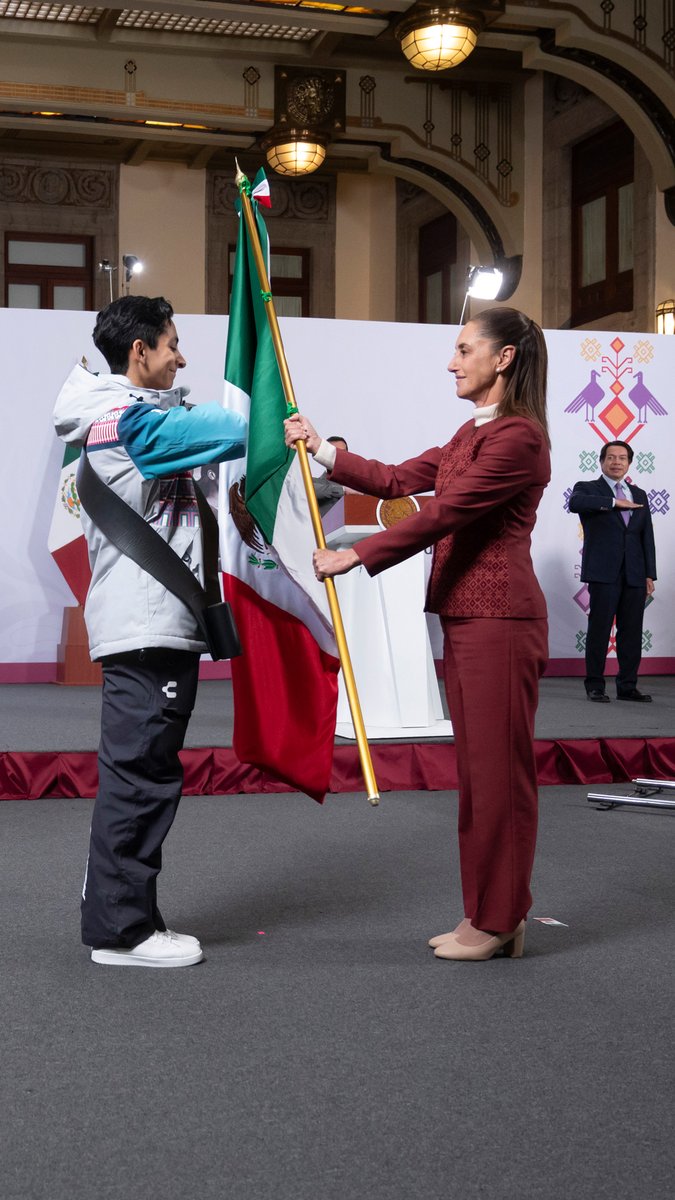 Con mucho orgullo, abanderamos a la delegación mexicana que nos representará en los Juegos Olímpicos de Invierno Milano Cortina 2026, en Italia. Estamos seguros de que pondrán en alto el nombre de nuestro querido México.