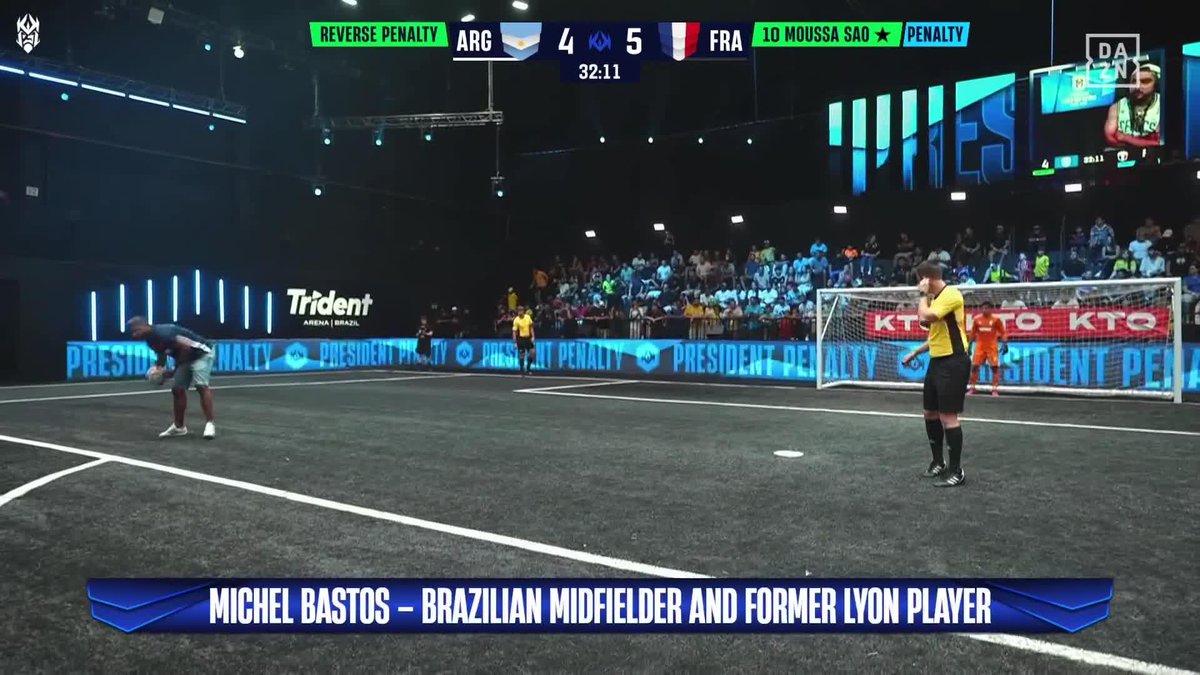 👏 | La légende Michel Bastos convertit le penalty du président ! 💫🇧🇷#KingsLeague #KingWorldCupNations Suivez la rencontre en direct ici : ! 📲