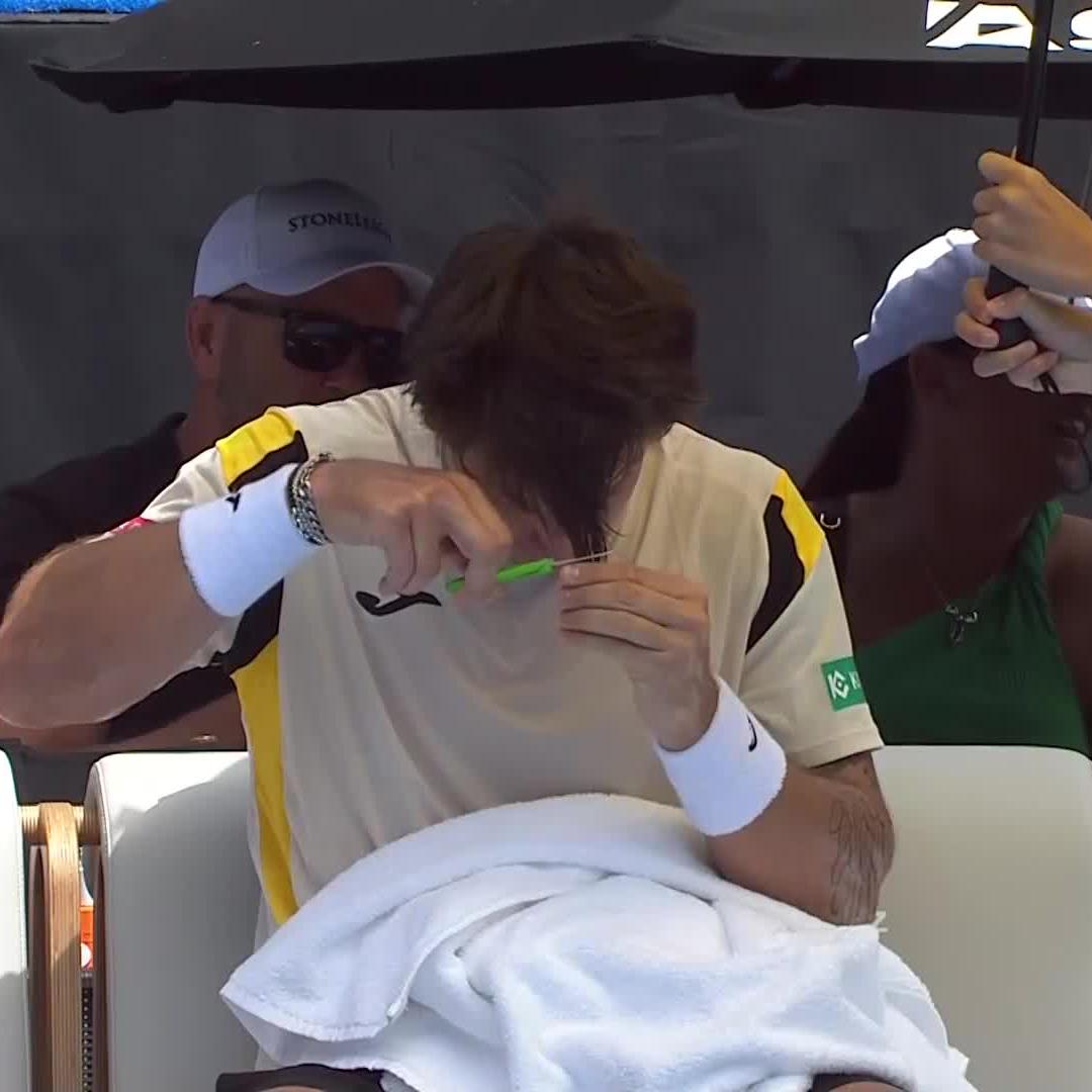 Cuando tenes el pelo largo y te lo cortas durante un partido de tenis 💇♂️😂 Camilo Ugo Carabelli ya nos regaló una de las perlitas del año.