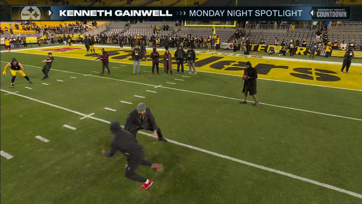 "Come on, I got a game man!" Jason Kelce is just making sure Kenneth Gainwell is ready for playoff football 😭💨