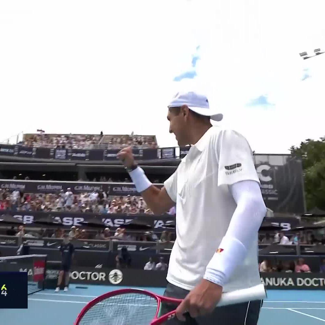 ¡El duelo sudamericano fue para Chile! 🇨🇱 Alejandro Tabilo derrotó a Camilo Ugo Carabelli por 6-4 y 6-2 en la primera ronda del ATP 250 de Auckland.
