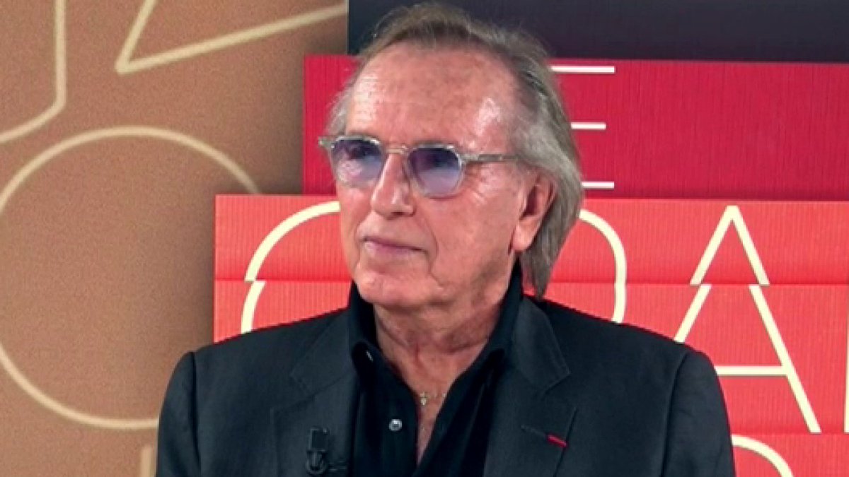 "J'ai été très troublé d'apprendre, avant de tourner ce film, que 69% de nos jeunes en France ne savent plus ce que c'est que la Shoah" : Alexandre Arcady présente son nouveau film "Fausse note" #LeGrandOral