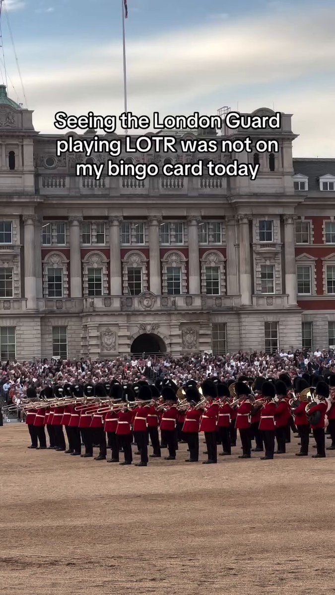 London Guard Performance of LOTR Surprises Enthusiasts. 🎺