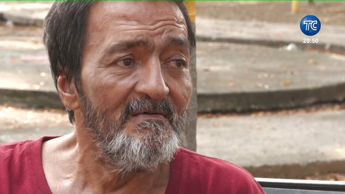 Un hombre fue abandonado por sus familiares en un parque de la ciudadela Los Esteros, en Guayaquil. Él asegura que fue un reconocido DJ en la década de los años 70. - Más noticias en
