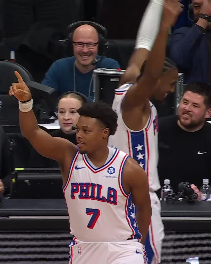 Kyle Lowry receives a LOUD standing ovation from the Toronto crowd for potentially the final time ❤️ "Greatest Raptor of All-Time" 🙌